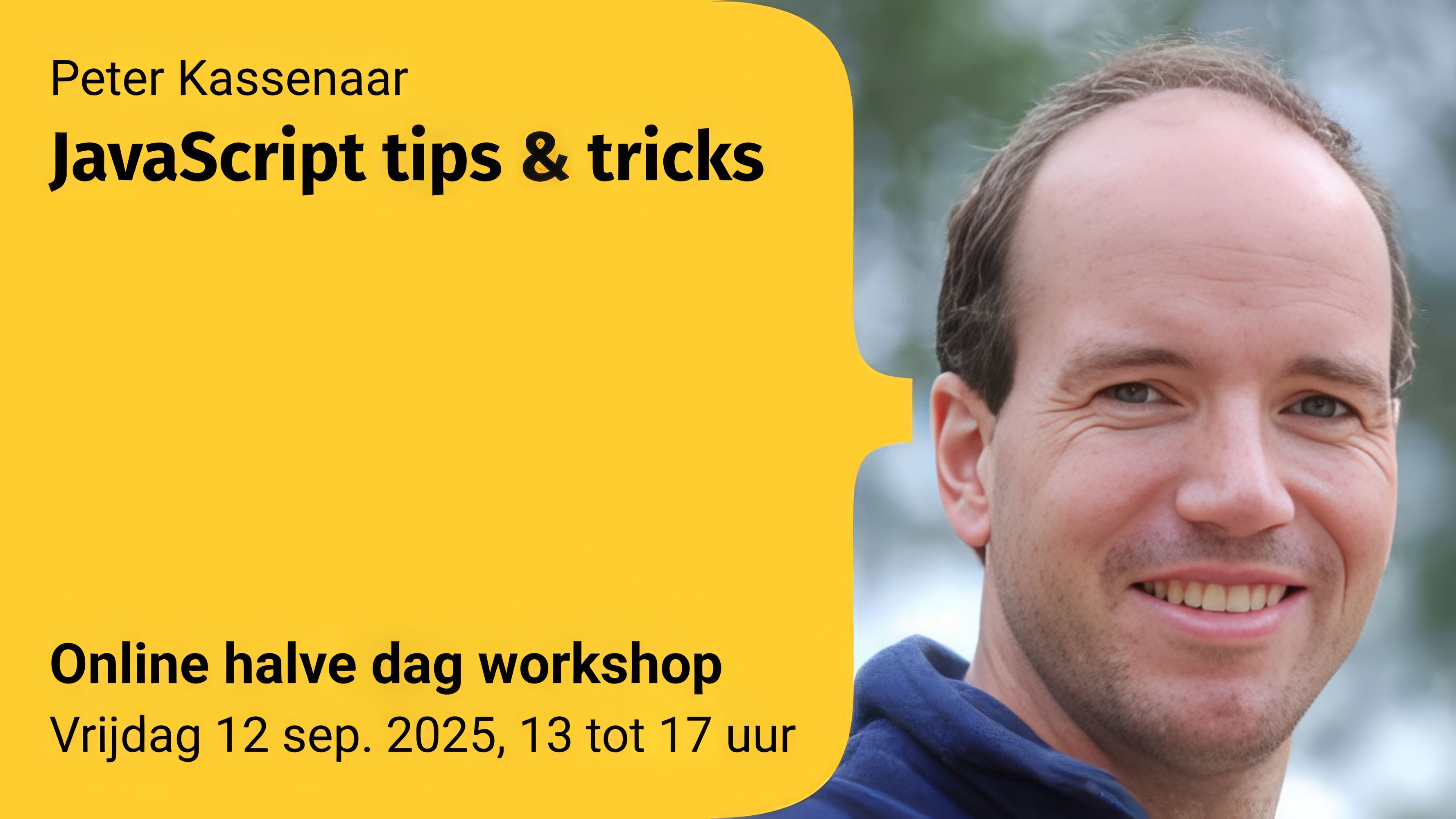 Banner van de workshop "JavaScript tips & tricks" door Peter Kassenaar. Links staat de tekst op een gele achtergrond: Peter Kassenaar — JavaScript tips & tricks — Online halve dag workshop — Vrijdag 12 sep. 2025, 13 tot 17 uur. Rechts staat een portretfoto van een glimlachende man met kort haar en een blauwe trui, tegen een onscherpe groene achtergrond.